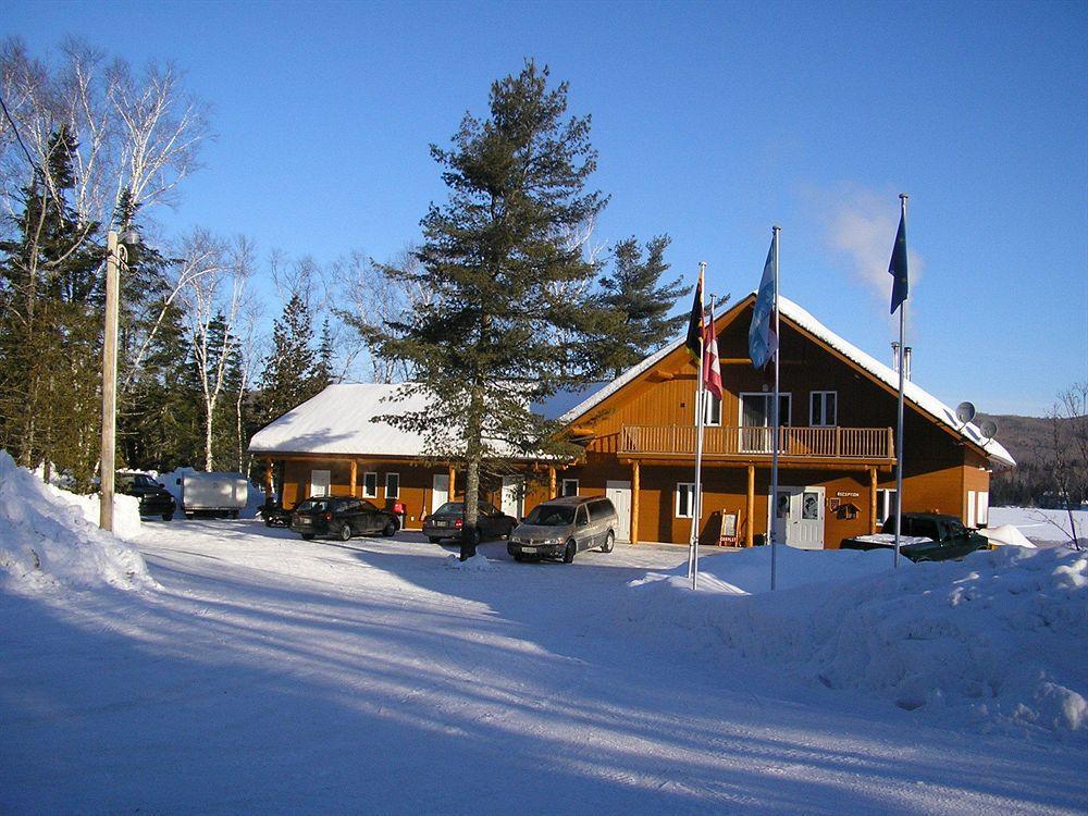 Motel Ours Bleu Lac-Saguay Exterior photo