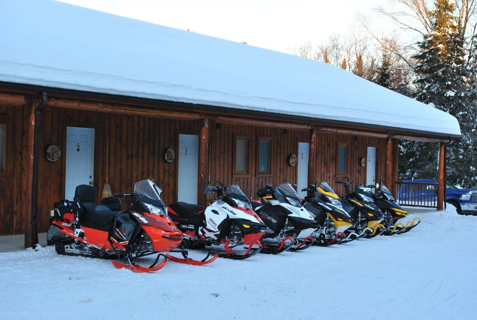 Motel Ours Bleu Lac-Saguay Exterior photo