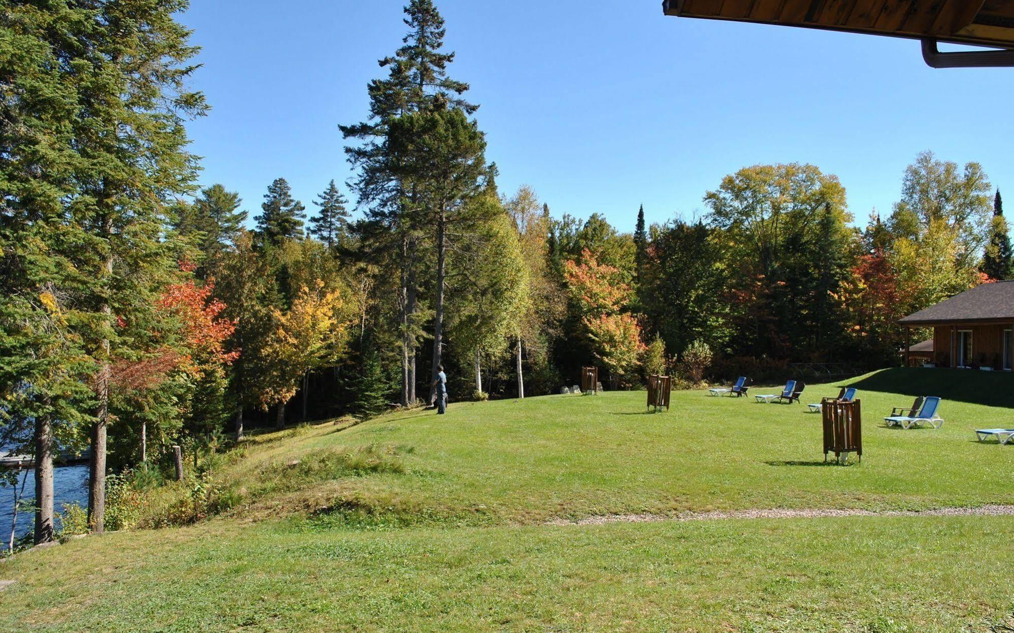 Motel Ours Bleu Lac-Saguay Exterior photo