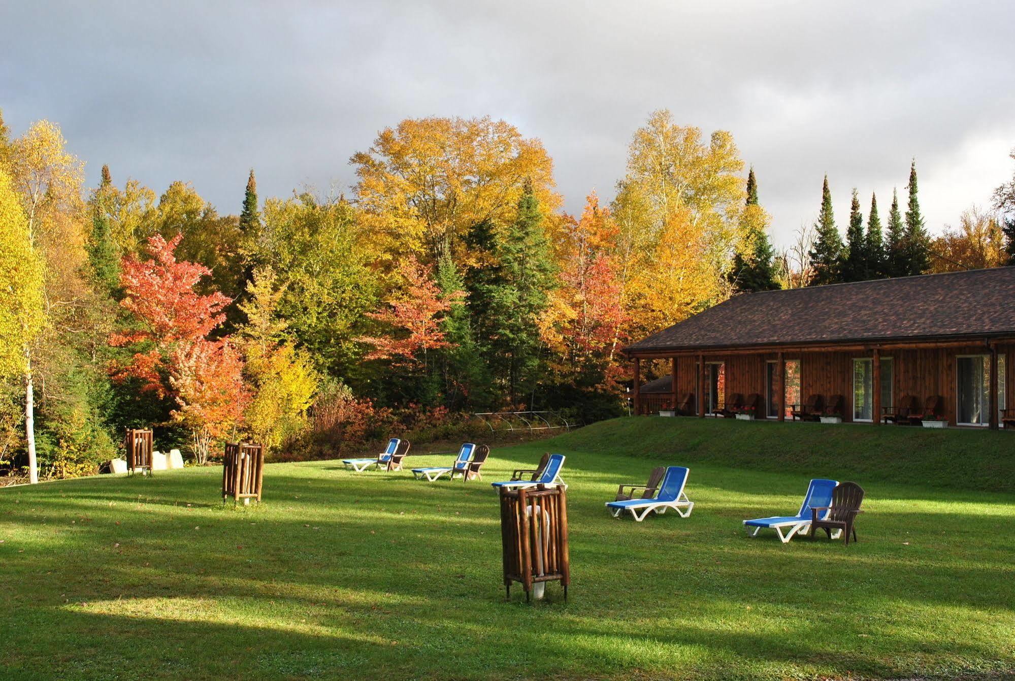 Motel Ours Bleu Lac-Saguay Exterior photo