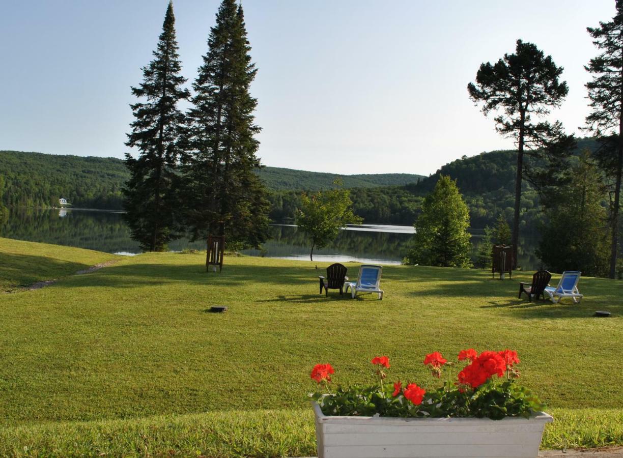 Motel Ours Bleu Lac-Saguay Exterior photo