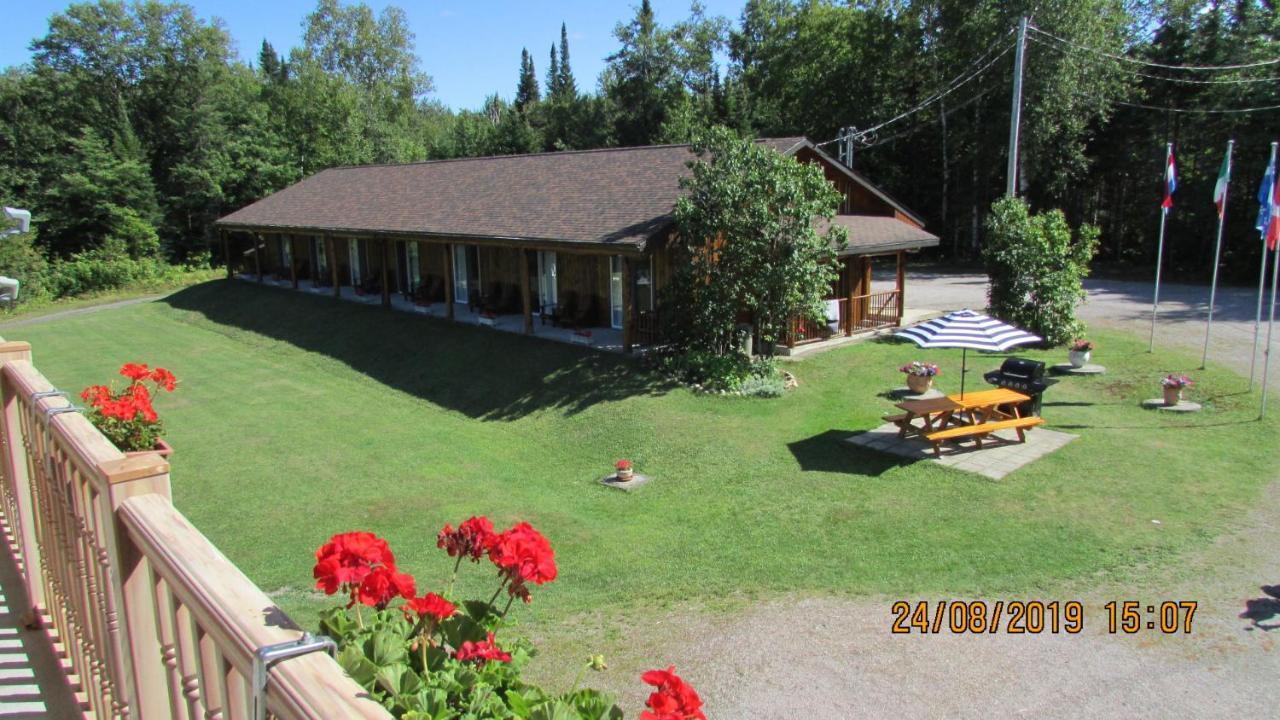 Motel Ours Bleu Lac-Saguay Exterior photo